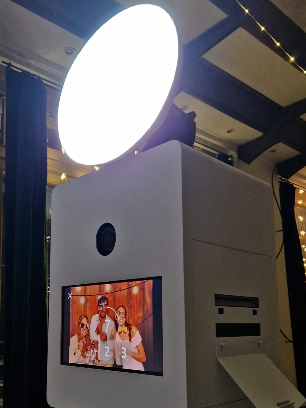 A Selfie Box elölről, érintőképernyőn a vendégek fotójával és a körfénnyel
